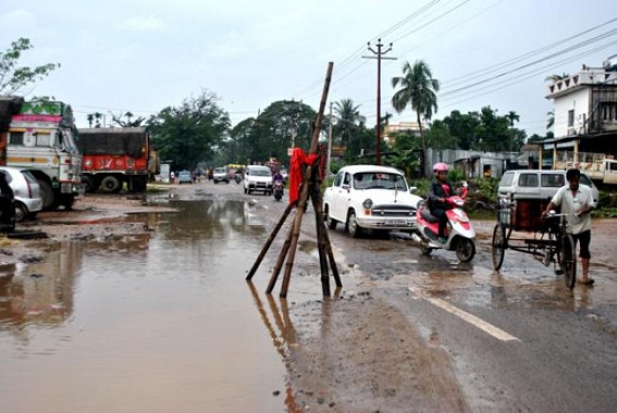 Poor road cripples traffic movement at NH-44 : State PWD Dept in deep slumber